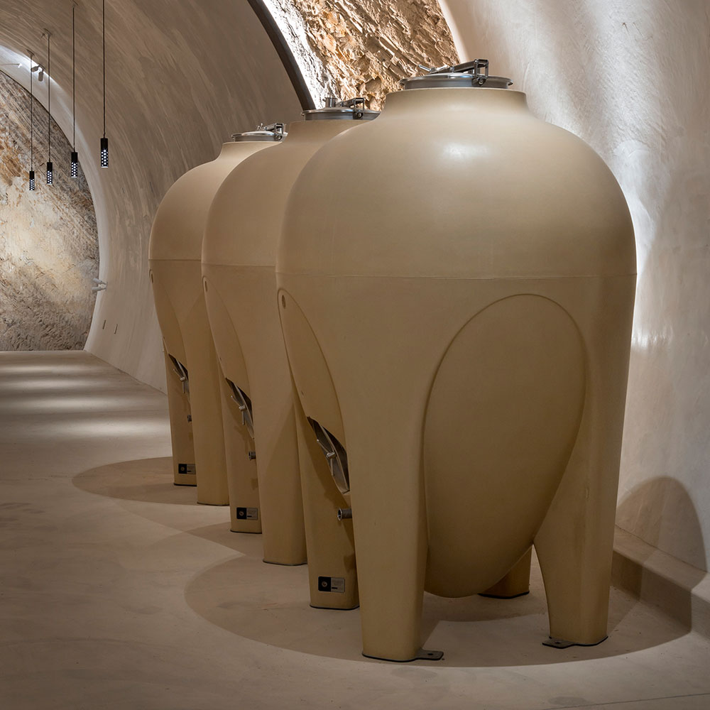 AMPHORA 12hl Weinbehälter aus Beton AMPHORA 12hl Weinbehälter aus Beton